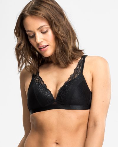 Model trägt Schalen BH Triangle in schwarz aus der Serie Priscilla, Ansicht von vorne.