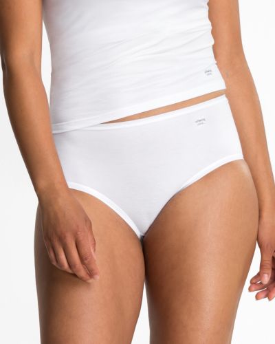 Model trägt Maxislip in weiß aus der Serie Softfeeling, Ansicht von vorne.
