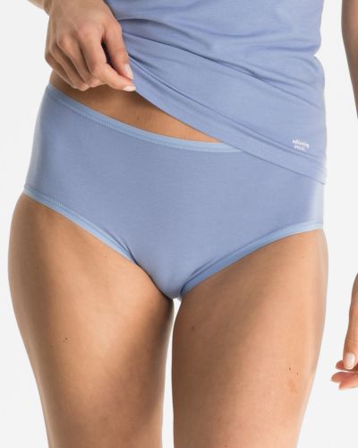 Model trägt Maxislip in blue aus der Serie Softfeeling, Ansicht von vorne.
