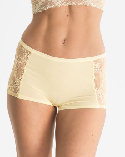 Model trägt Pant in zitrone aus der Serie Romy, Ansicht von vorne.