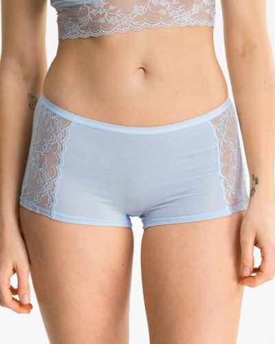 Model trägt Pant in aquamarin aus der Serie Romy, Ansicht von vorne.