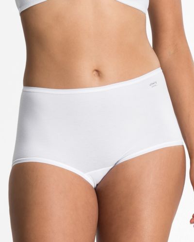 Model trägt Pant in weiß aus der Serie Softfeeling, Ansicht von vorne.