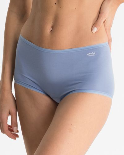 Model trägt Pant in blue aus der Serie Softfeeling, Ansicht von vorne.