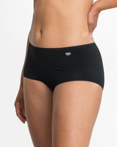 Model trägt Pant in schwarz aus der Serie Softfeeling, Ansicht von vorne.