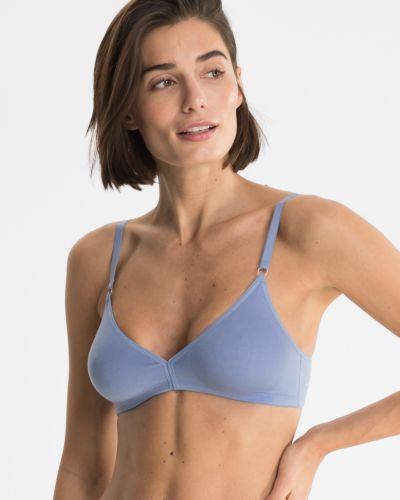 Model trägt Soft BH gemoldet in blue aus der Serie Softfeeling, Ansicht von vorne.