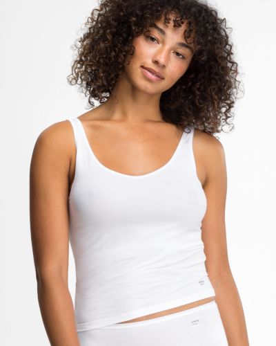 Model trägt Trägerhemd in weiß aus der Serie Softfeeling, Ansicht von vorne.