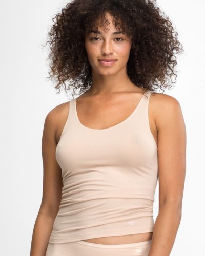 Model trägt Trägerhemd in skin aus der Serie Softfeeling, Ansicht von vorne.
