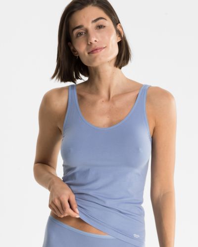 Model trägt Trägerhemd in blue aus der Serie Softfeeling, Ansicht von vorne.