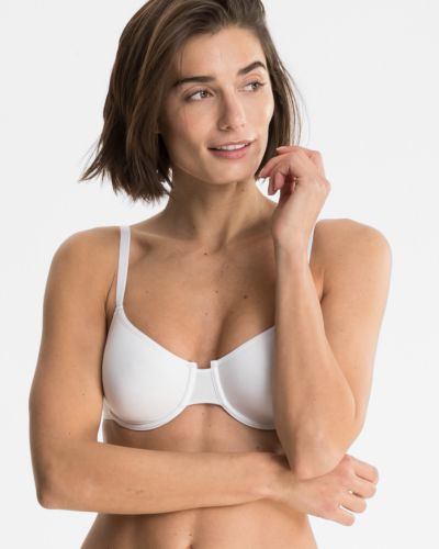 Model trägt Bügel BH in weiß aus der Serie Softfeeling, Ansicht von vorne.