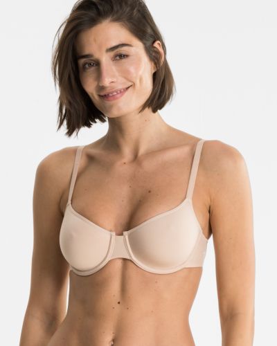 Model trägt Bügel BH in skin aus der Serie Softfeeling, Ansicht von vorne.
