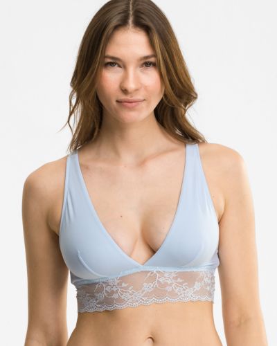 Model trägt Bustier in aquamarin aus der Serie Romy, Ansicht von vorne.