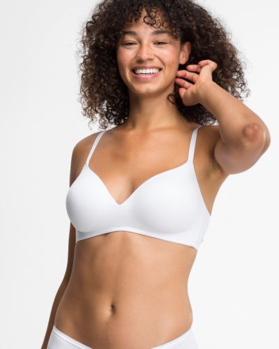 Model trägt Schalen BH non wired in weiß aus der Serie Softfeeling, Ansicht von vorne.