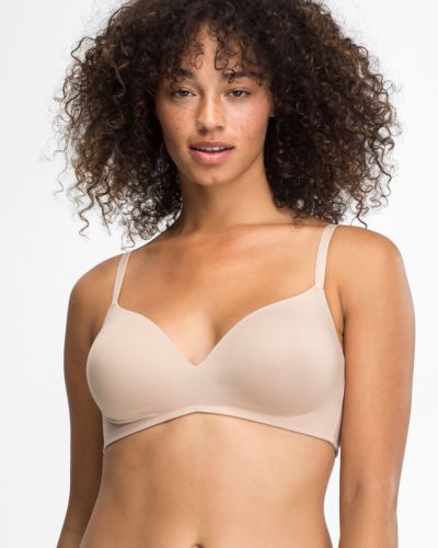 Model trägt Schalen BH non wired in skin aus der Serie Softfeeling, Ansicht von vorne.