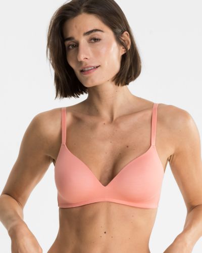 Model trägt Schalen BH non wired in melone aus der Serie Softfeeling, Ansicht von vorne.
