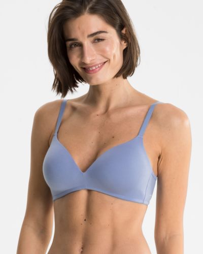 Model trägt Schalen BH non wired in blue aus der Serie Softfeeling, Ansicht von vorne.