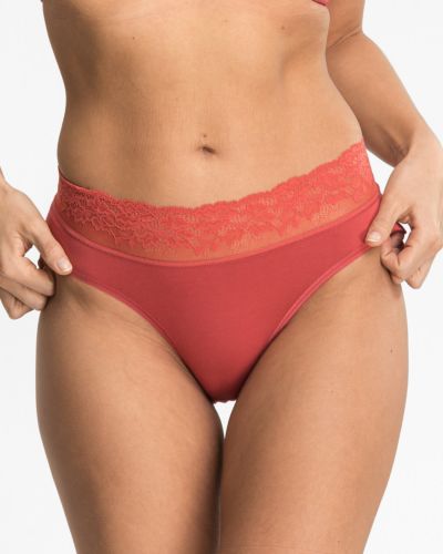 Model trägt Bikinislip in pepper aus der Serie Penny, Ansicht von vorne.