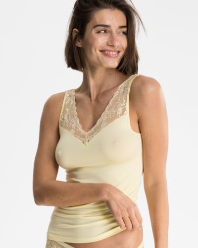 Model trägt Achselhemd in zitrone aus der Serie Romy, Ansicht von vorne.