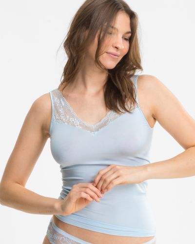 Model trägt Achselhemd in aquamarin aus der Serie Romy, Ansicht von vorne.