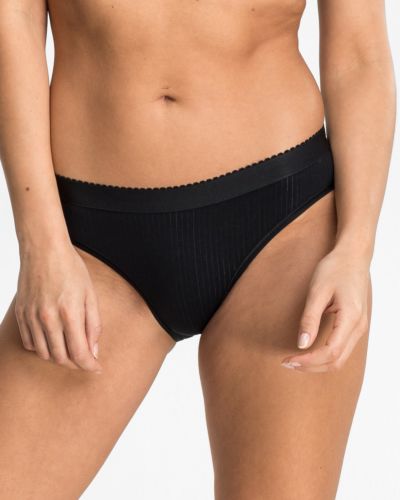Model trägt Bikinislip in schwarz aus der Serie Palina, Ansicht von vorne.