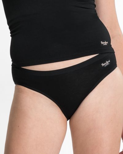 Model trägt Minislip in schwarz aus der Serie Bambus, Ansicht von vorne.