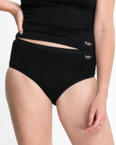 Model trägt Midislip in schwarz aus der Serie Bambus, Ansicht von vorne.