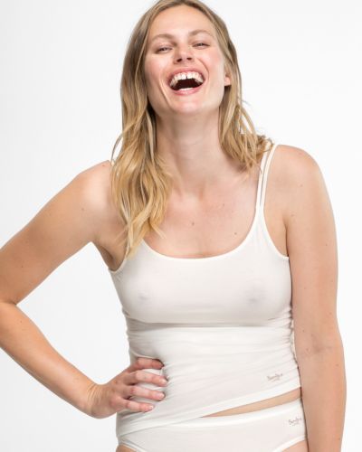 Model trägt Hemd in elfenbein aus der Serie Bambus, Ansicht von vorne.