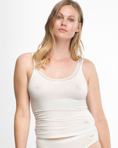 Model trägt Achselhemd in elfenbein aus der Serie Bambus, Ansicht von vorne.