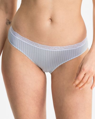 Model trägt Bikinislip in vichy aquamarin aus der Serie Rosa, Ansicht von vorne.