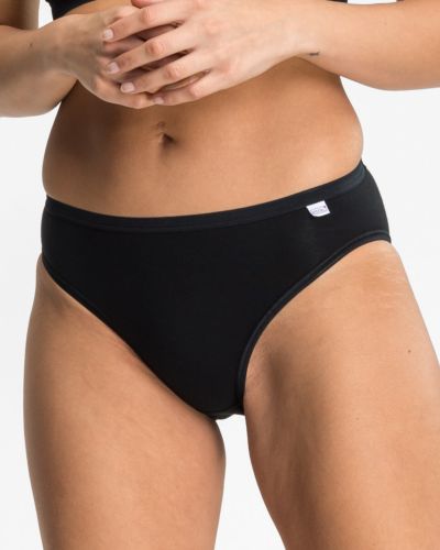 Model trägt Jazzpant in schwarz aus der Serie Britta, Ansicht von vorne.