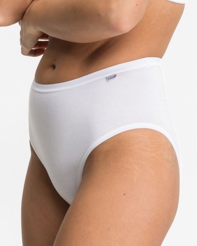 Model trägt Hüftslip in weiß aus der Serie Britta, Ansicht von vorne.