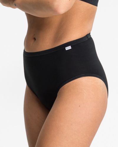 Model trägt Hüftslip in schwarz aus der Serie Britta, Ansicht von vorne.