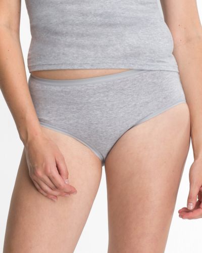 Model trägt Midislip in kiesel mélé aus der Serie Bio Cotton plus, Ansicht von vorne.