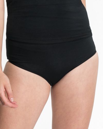 Model trägt Midislip in schwarz aus der Serie Bio Cotton plus, Ansicht von vorne.