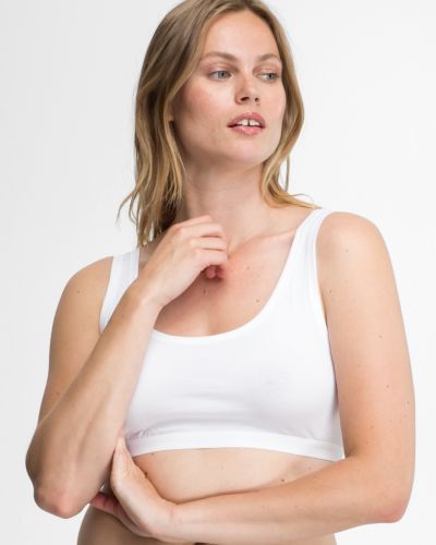 Model trägt Achselbustier in weiß aus der Serie Bio Cotton plus, Ansicht von vorne.