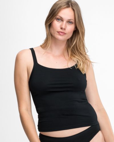 Model trägt Trägerhemd in schwarz aus der Serie Bio Cotton plus, Ansicht von vorne.