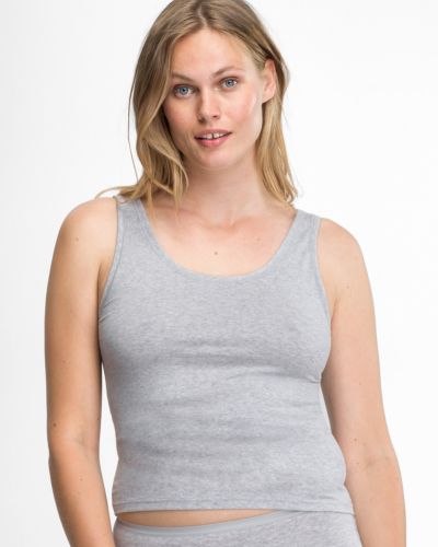 Model trägt Achselhemd in kiesel mélé aus der Serie Bio Cotton plus, Ansicht von vorne.