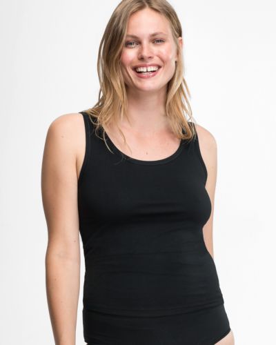 Model trägt Achselhemd in schwarz aus der Serie Bio Cotton plus, Ansicht von vorne.