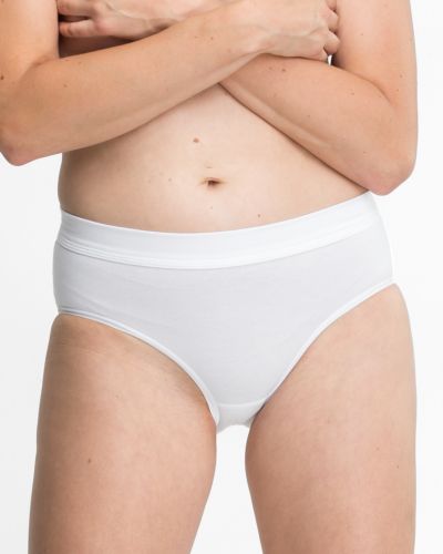 Model trägt Midislip in weiß aus der Serie Bio Cotton plus, Ansicht von vorne.