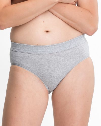 Model trägt Midislip in kiesel mélé aus der Serie Bio Cotton plus, Ansicht von vorne.