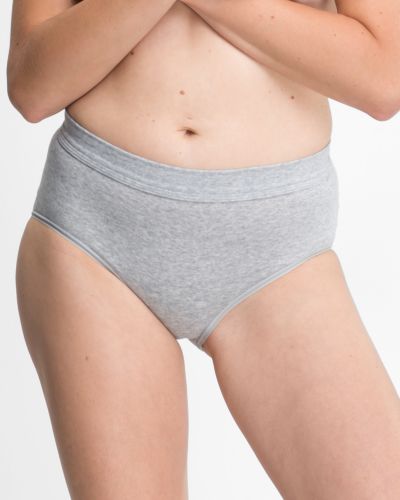 Model trägt Maxislip in kiesel mélé aus der Serie Bio Cotton plus, Ansicht von vorne.