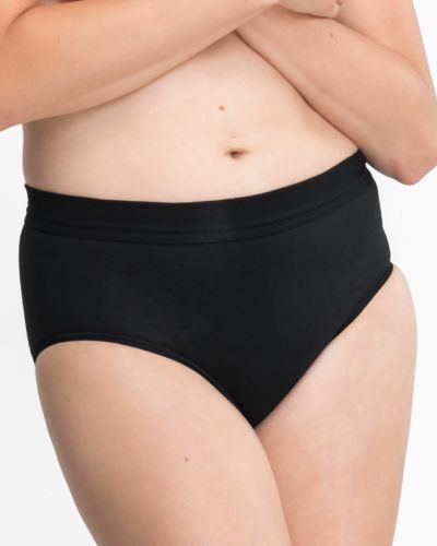 Model trägt Maxislip in schwarz aus der Serie Bio Cotton plus, Ansicht von vorne.