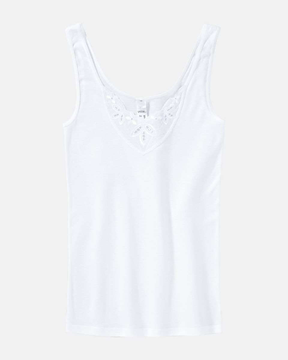 Achselhemd in weiß aus der Serie Noelle, flach auf einer Oberfläche liegend.