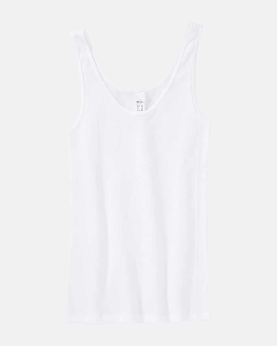 Achselhemd in weiß aus der Serie Nelly, flach auf einer Oberfläche liegend.