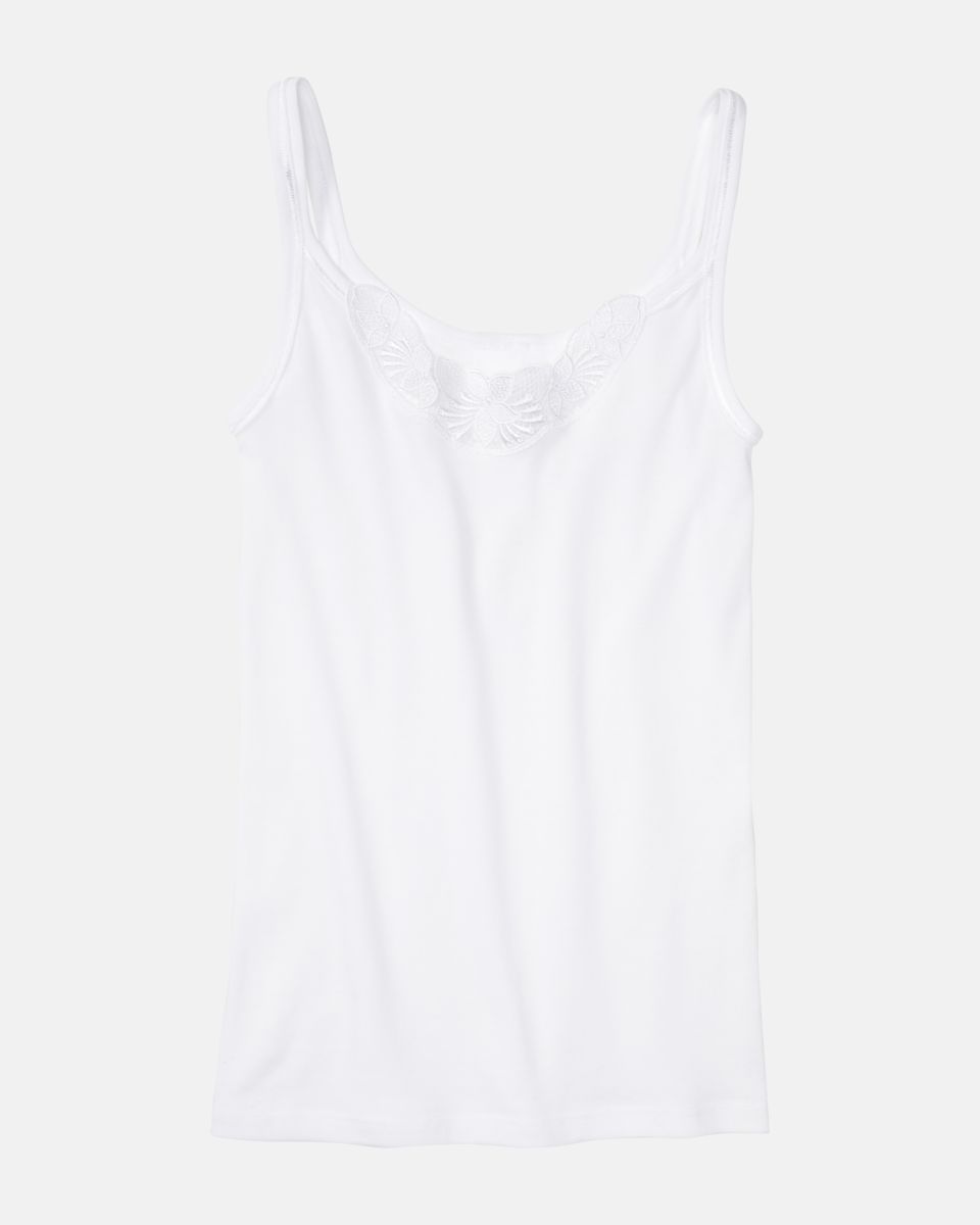 Trägerhemd in weiß aus der Serie Nadja, flach auf einer Oberfläche liegend.