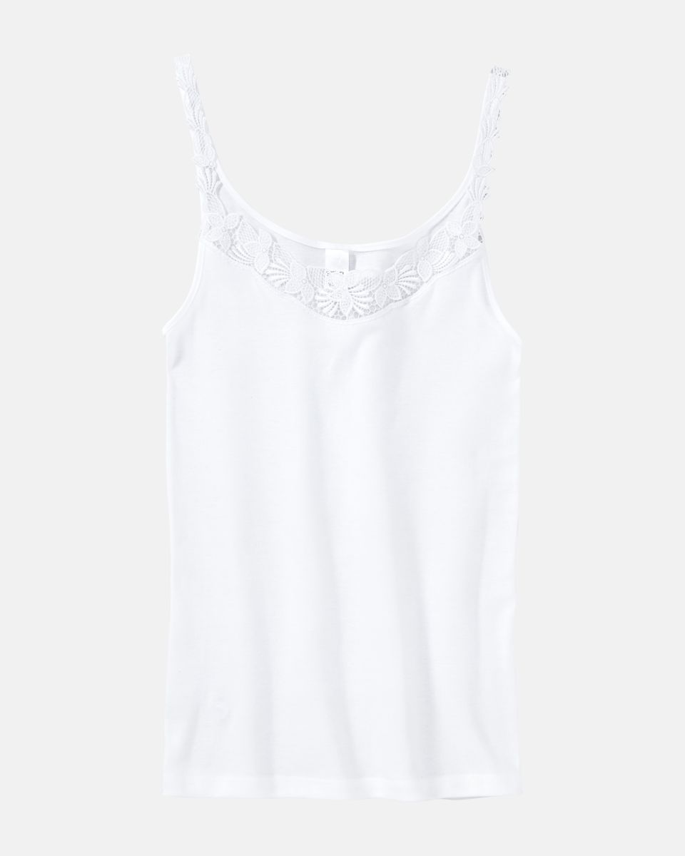 Trägerhemd in weiß aus der Serie Nadja, flach auf einer Oberfläche liegend.