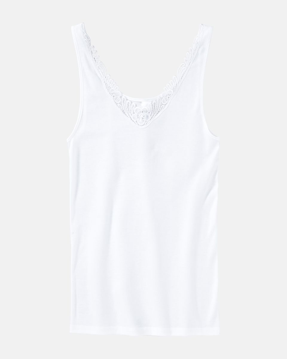 Achselhemd in weiß aus der Serie Nadja, flach auf einer Oberfläche liegend.