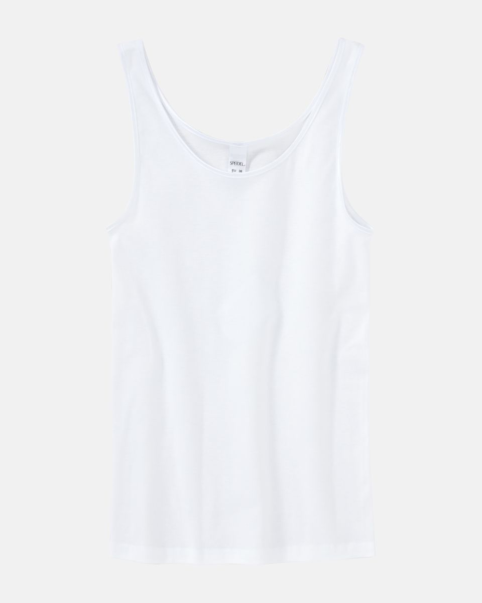 Achselhemd in weiß aus der Serie Natascha, flach auf einer Oberfläche liegend.