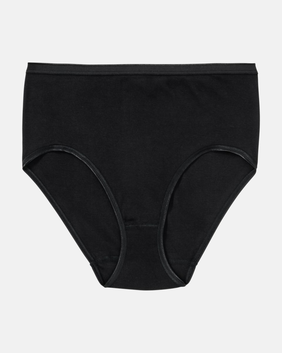 Maxislip in schwarz aus der Serie Lingerie Plus, flach auf einer Oberfläche liegend.