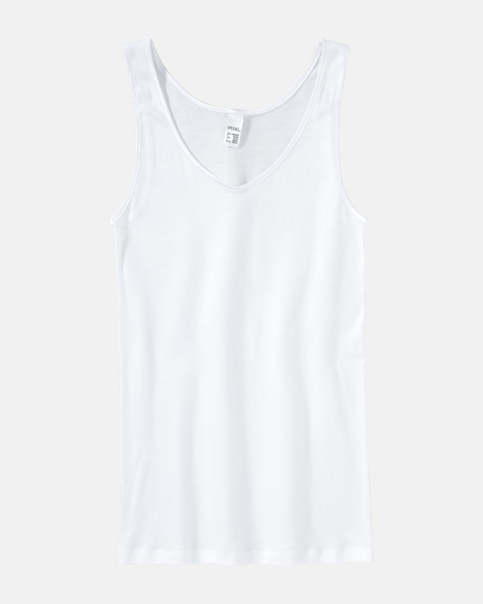 Achselhemd in weiß aus der Serie Lingerie Plus, flach auf einer Oberfläche liegend.