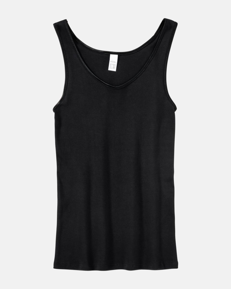 Achselhemd in schwarz aus der Serie Lingerie Plus, flach auf einer Oberfläche liegend.